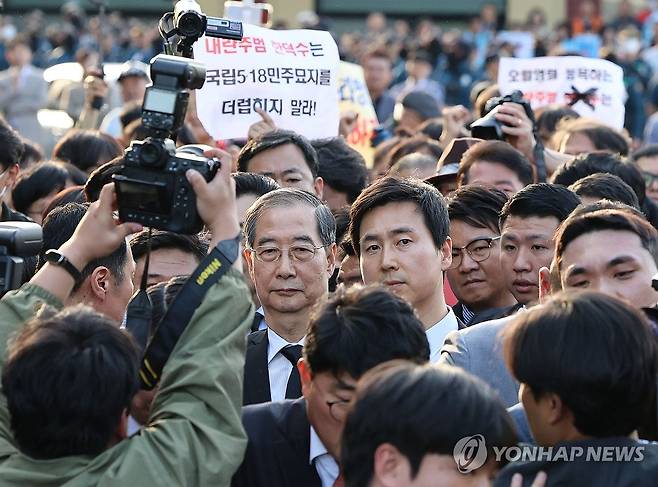 5·18묘역 참배길 막힌 한덕수 전 총리 (광주=연합뉴스) 조남수 기자 = 2일 오후 광주 북구 국립5·18민주묘지를 찾은 한덕수 전 총리가 광주비상행동 등 시민사회단체 관계자들에게 가로막혀 있다. 2025.5.2 iso64@yna.co.kr