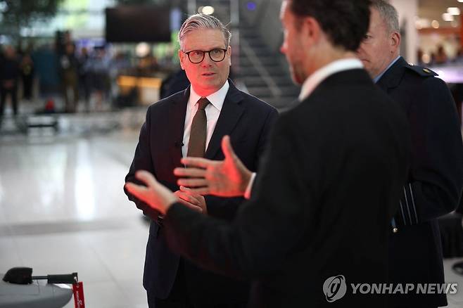 2일 국방 협력업체를 방문한 스타머 총리 [로이터 연합뉴스]