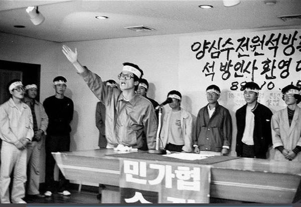 5·3 인천사태 배후 조종혐의로 구속됐다 풀려난 김문수가 1988년 10월 15일 서울 종로성당에서 민가협 주최로 열린 ‘10·3 석방인사 환영대회’에서 양심수 전원 석방을 촉구하고 있다. /김문수 캠프 제공