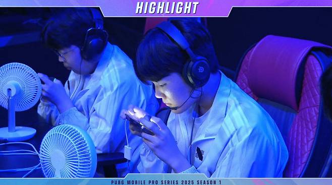 선수들이 핸드폰을 통해 경기를 진행하고 있다./유튜브 '배틀그라운드 모바일 이스포츠'