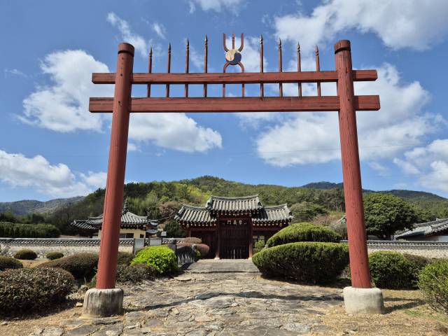 서산서원과 입구에 있는 홍살문.