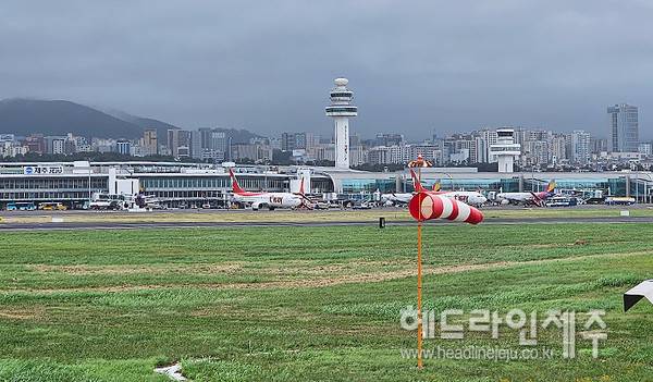 주말인 3일 제주국제공항에 강풍경보가 내려지면서 항공기 운항에 차질이 빚어지고 있다.&nbsp;