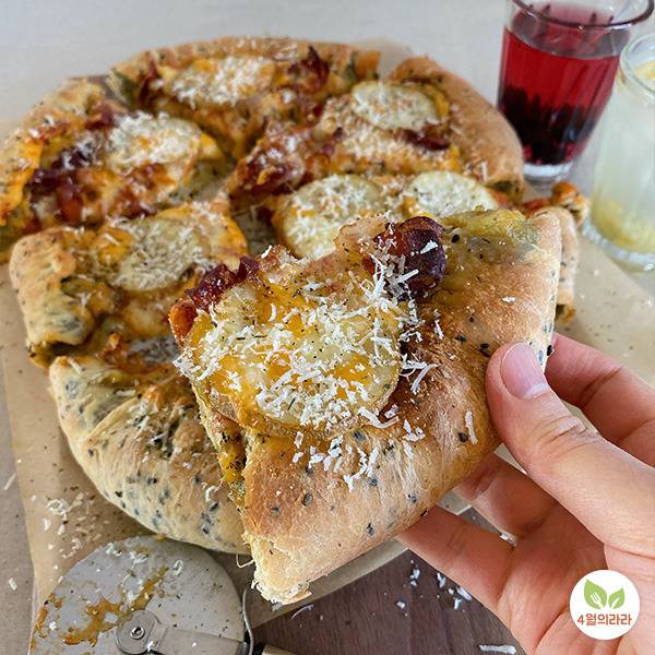 완성된 피자 한조각을 든 장면