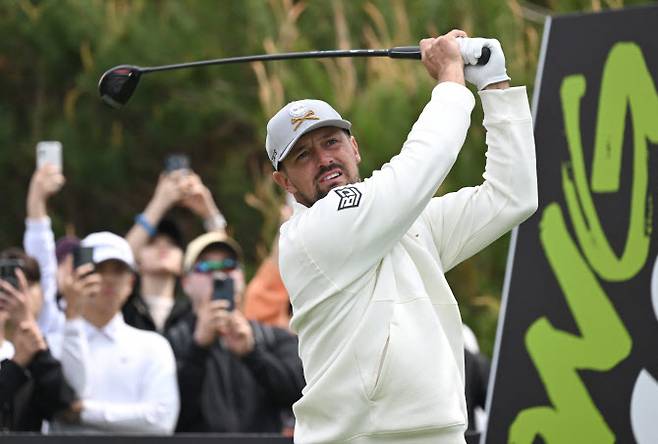 11번홀에서 티샷하는 브라이슨 디섐보. (사진=AFPBBNews)