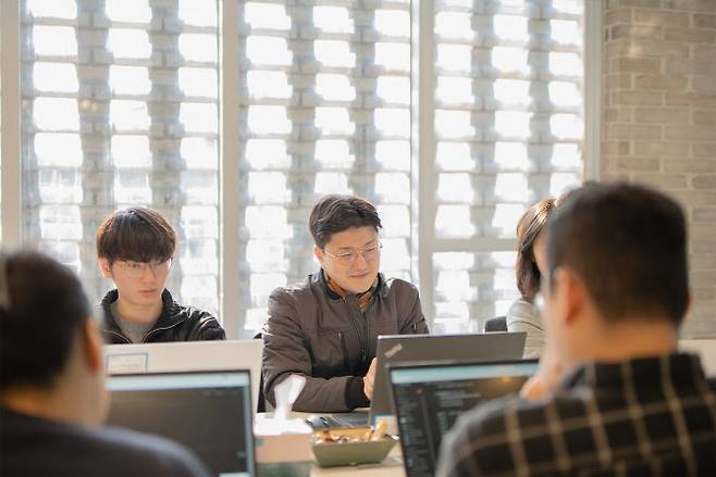 한국딥러닝 직원들이 회의하는 모습. (사진=한국딥러닝)