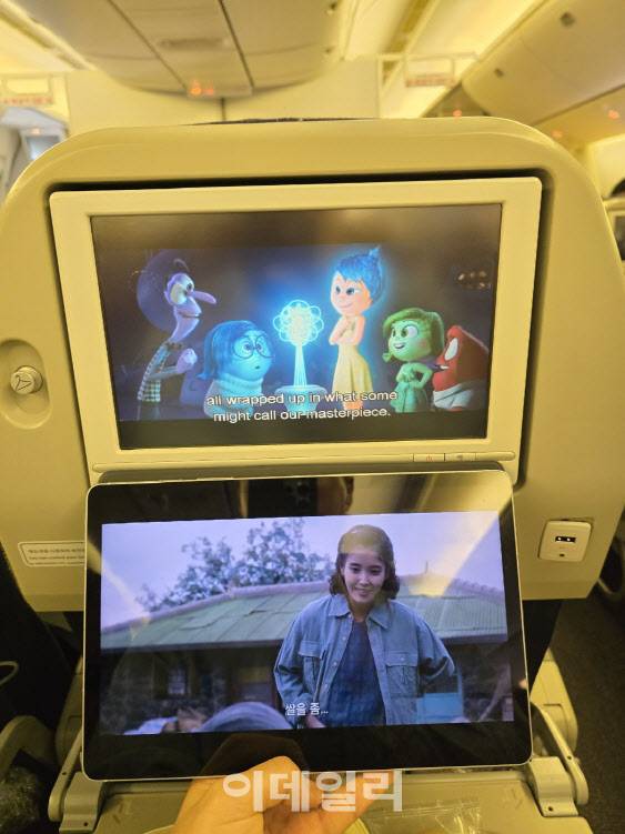 갤럭시탭 S10 FE의 디스플레이와 보잉777-300ER 좌석의 디스플레이 크기가 거의 유사하다.(사진=윤정훈 기자)