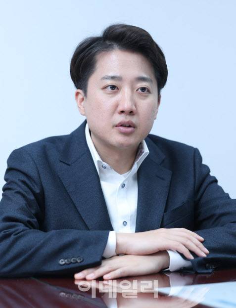 [이데일리 노진환 기자] 이준석 개혁신당 대선 후보가 24일 서울 여의도 국회 의원회관에서 이데일리와 인터뷰를 하고 있다.