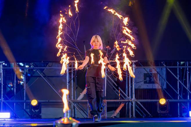 공연팀 ‘예화 플레이밍 파이어’가 2일 안산문화광장에서 개막작인 ‘열정의 조각’ 공연 리허설을 하고 있다. (사진 = 안산문화재단 제공)