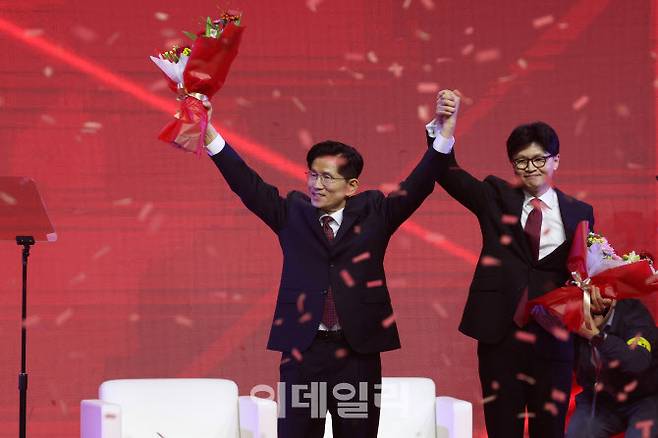 [이데일리 이영훈 기자] 김문수 국민의힘 대선 경선 후보가 3일 경기 고양시 킨텍스에서 열린 국민의힘 최종 대선 후보 선출을 위한 전당대회에서 당선되자 한동훈 후보의 축하를 받고 있다.