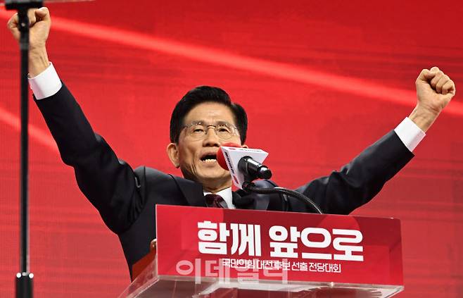 [이데일리 이영훈 기자] 김문수 국민의힘 대선 경선 후보가 3일 오후 경기 고양시 킨텍스에서 열린 국민의힘 최종 대선 후보 선출을 위한 전당대회에서 후보로 선출된 뒤 수락연설을 하고 있다.