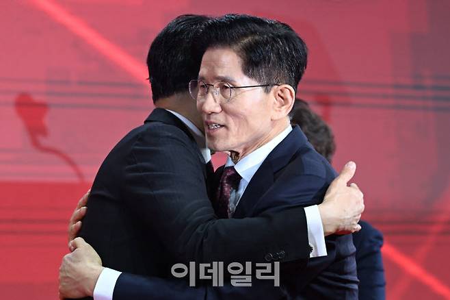 [이데일리 이영훈 기자] 김문수 국민의힘 대선 후보가 3일 경기 일산 킨텍스에서 열린 제5차 전당대회에서 최종 후보로 확정된 뒤 한동훈 후보와 포옹하고 있다.