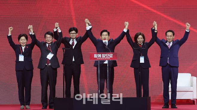 [이데일리 이영훈 기자] 김문수 국민의힘 대선 후보가 3일 경기 고양시 킨텍스에서 열린 국민의힘 최종 대선 후보 선출을 위한 전당대회에서 당선되자 대통령 후보 수락연설을 하며 경선 후보자들과 손을 맞잡고 있다.