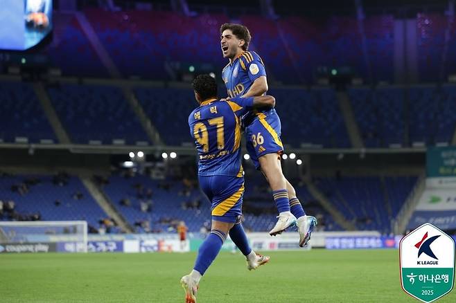 2일 광주와 경기에서 골을 넣은 뒤 기뻐하는 울산 라카바