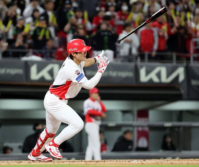 25일 광주 기아챔피언스필드에서 열린 LG 트윈스와 경기에서 4회말 2타점 적시타를 때려낸 KIA 타이거즈 김도영