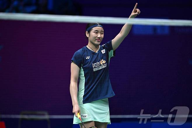 안세영이 2일 열린 제19회 제19회 세계혼합단체선수권대회(수디르만컵) 8강 덴마크전 여자 단식 경기에서 승리한 뒤 기뻐하고 있다. ⓒ AFP=뉴스1