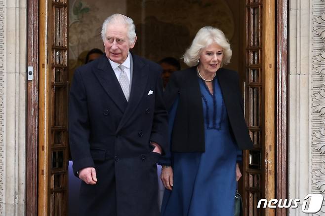 영국 런던에서 전립선 비대증 수술을 받은 찰스 3세 국왕이 29일(현지시간) 아내 커밀라 왕비와 병원을 떠났다. 2024.01.29. ⓒ 로이터=뉴스1