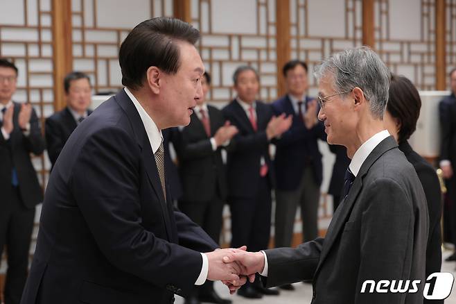 윤석열 대통령이 2023년 12월 8일 용산 대통령실 청사에서 열린 대법원장 임명장 수여식에서 조희대 신임 대법원장과 악수하고 있다. (대통령실 제공) 2023.12.8/뉴스1 ⓒ News1 오대일 기자