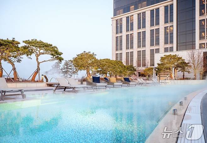 파라다이스시티 아웃도어 풀 (파라다이스 호텔앤리조트 제공)