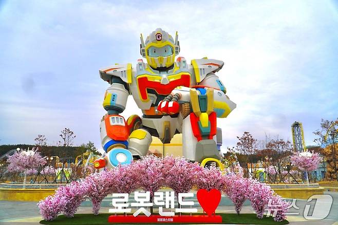 로봇랜드 ‘가디언 로봇’ 앞에 봄시즌을 맞아 화사한 벚꽃 포토존이 조성돼 있다.(마산로봇랜드 제공)