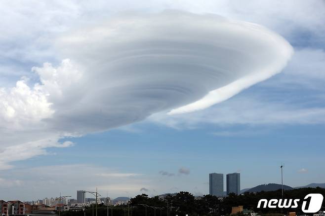 2022년6월23일 오후 제주시 이호해수욕장 하늘에 바람이 강한 날씨에 형성되는 '렌즈구름'이 떠올라 눈길을 끌고 있다. 렌즈구름은 덥고 습한 공기가 한라산을 넘어가면서 만들어진다. 2022.6.23/뉴스1 ⓒ News1 고동명 기자