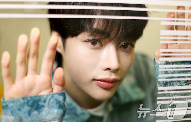 템페스트 한빈이 서울 종로구 뉴스1 사옥에서 열린 '물 건너온 아이돌' 인터뷰에 앞서 포즈를 취하고 있다. ⓒ News1 권현진 기자