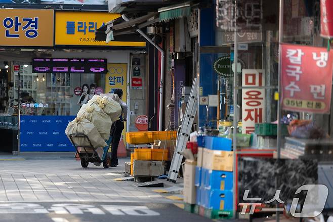 서울 중구 남대문시장에서 한 작업자가 물건을 옮기고 있다. /뉴스1 ⓒ News1 이승배 기자