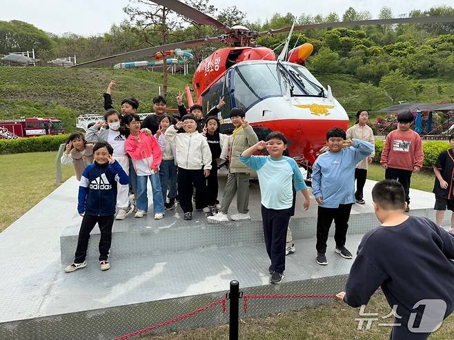 용면초등학교 학생들의  119소방헬기 앞에서 안전체험활동 기념사진을 찍고 있다.  (전남도교육청 제공, 재판매 및 DB 금지)