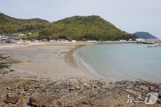 신전리 한옥민박마을 앞 신전해수욕장. 약 1㎞에 이르는 고운 세립모래가 넓게 펼쳐지고 해수욕장 앞으로 죽항도, 관매도 등이 도열한다. 2025.5.2/뉴스1 ⓒ News1 조영석 기자