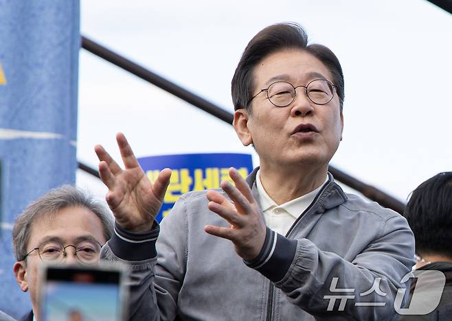 '골목골목 경청투어 : 동해안벨트편'에 나선 이재명 더불어민주당 대통령 후보가 3일 오후 강원 삼척시 삼척해수욕장에서 시민들을 향해 발언하고 있다. 2025.5.3/뉴스1 ⓒ News1 이재명 기자