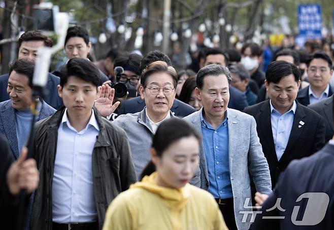 '골목골목 경청투어 : 동해안벨트편'에 나선 이재명 더불어민주당 대통령 후보가 3일 오후 강원 삼척시 삼척해수욕장에서 시민들과 인사하기 위해 발걸음을 옮기고 있다. 2025.5.3/뉴스1 ⓒ News1 이재명 기자