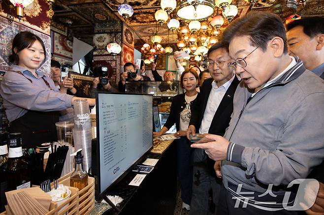 '골목골목 경청투어 : 동해안벨트편'에 나선 이재명 더불어민주당 대통령 후보가 3일 오후 강원 강릉시 강릉카페거리에 위치한 한 카페를 찾아 음료를 고르고 있다. 2025.5.3/뉴스1 ⓒ News1 이재명 기자