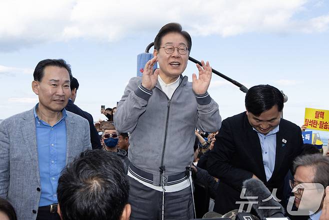 '골목골목 경청투어 : 동해안벨트편'에 나선 이재명 더불어민주당 대통령 후보가 3일 오후 강원 삼척시 삼척해수욕장에서 시민들을 향해 발언하고 있다. 2025.5.3/뉴스1 ⓒ News1 이재명 기자