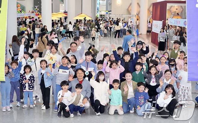 강기정 광주시장이 3일 시청 시민홀에서 열린 제103회 어린이날 행사에 참석해 어린이들과 기념촬영을 하고 있다.(광주시 제공. 재판매 및 DB 금지) 2025.5.3/뉴스1