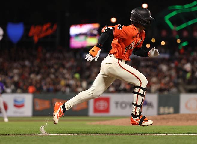 이정후가 3일 콜로라도전 5회말 우전안타를 치고 1루로 질주하고 있다. 사진 | AP 연합뉴스