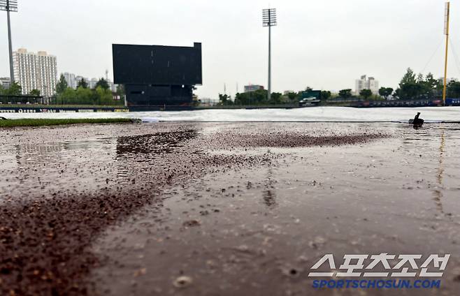 3일 광주KIA챔피언스필드에서 한화와 KIA의 경기가 예정된 가운데 그라운드에 비가 내려 방수포가 설치되어 있다. 광주=허상욱 기자wook@sportschosun.com/2025.05.03/