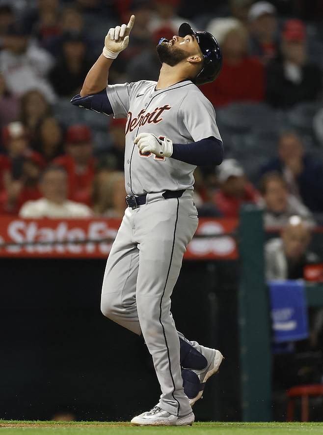 MLB 사상 최초로 9회 한 이닝에만 2개의 홈런을 친 타자가 등장했다. 바로 디트로이트 타이거스의 외야수 라일리 그린(25)이다.

그린은 3일(이하 한국시각) 미국 캘리포니아주 애너하임 에인절스타디움에서 열린 2025 MLB 정규리그 LA에인절스와의 원정경기에 4번 지명타자로 선발 출전해 'MLB 최초기록'을 수립했다. 9회초 공격에서 두 번이나 타석에 나와 모두 홈런을 날렸다. 그린의 놀라운 홈런쇼를 앞세운 디트로이트는 9회초 공격에서만 8점을 쏟아부으며 9대1로 승리했다.

<저작권자(c) 연합뉴스, 무단 전재-재배포, AI 학습 및 활용 금지>