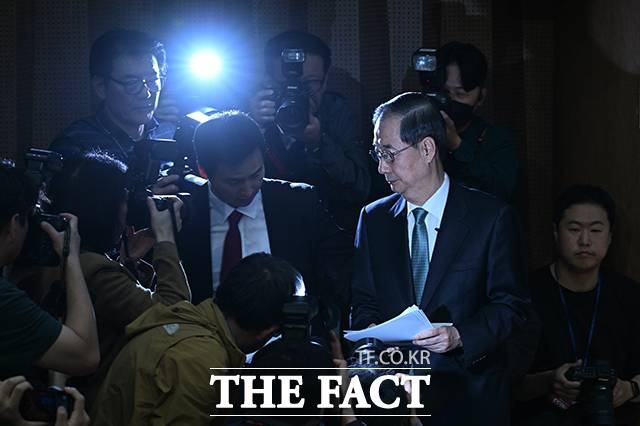 이재명 더불어민주당 대선 후보의 사법리스크 재점화로 국민의힘 내부에서는 "결과를 뒤집을만한 기회가 왔다"는 기대감이 감지되지만 마냥 호재라고만 볼 수 없다는 분석이 나온다. 한덕수 전 대통령 권한대행 겸 국무총리가 2일 오전 여의도 국회에서 제21대 대통령 선거 출마 선언을 마치고 기자회견장을 나서고 있다. /국회=박헌우 기자