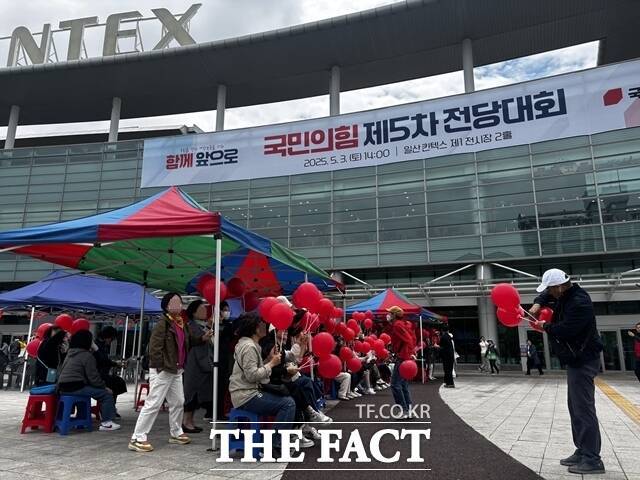 국민의힘 당원들이 3일 국민의힘 제5차 전당대회가 열리는 경기도 고양시 일산 킨텍스 건물 앞에서 응원 노래를 따라 부르고 있다. /고양=이하린 기자