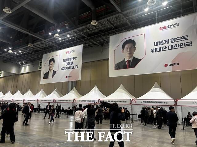 한덕수 전 대통령 권한대행 국무총리와의 단일화에 대한 당심은 엇갈렸다. 사진은 3일 국민의힘 제5차 전당대회가 치러질 경기도 고양시 일산 킨텍스 제1전시장 내부 모습. /이하린 기자