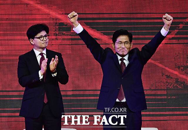 김문수 후보(오른쪽)가 3일 오후 경기도 고양시 킨텍스 제1전시장에서 열린 국민의힘 제21대 대통령 선거 후보 선출을 위한 전당대회에 참석해 경선 승리를 확정 지은 뒤 기뻐하고 있다. /고양=배정한 기자