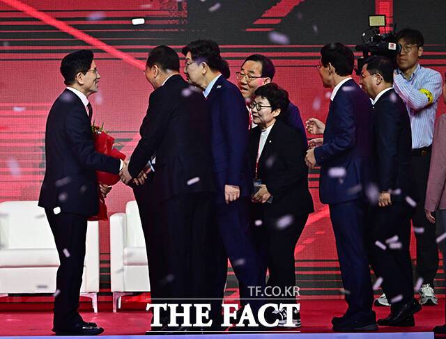 국민의힘 지도부 축하 받는 김문수 대선 후보(왼쪽).