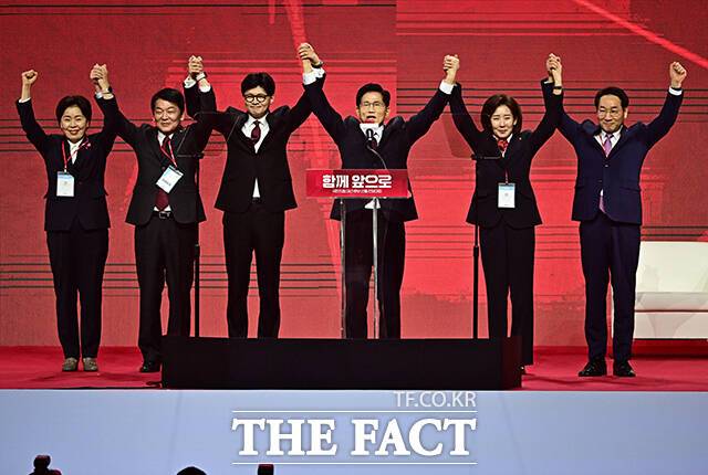 함께 경쟁했던 경선 후보들과 함께 인사하는 김문수 대선 후보. 왼쪽부터 양향자 후보, 안철수 후보, 한동훈 후보, 김 후보, 나경원 후보, 유정복 후보.