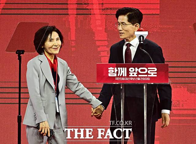 김문수 국민의힘 대선 후보가 3일 오후 경기도 고양시 킨텍스 제1전시장에서 열린 제21대 대통령 선거 후보 선출을 위한 전당대회에 참석해 수락연설 전 아내 설난영 여사(왼쪽)와 함께 인사를 하고 있다. /고양=배정한 기자