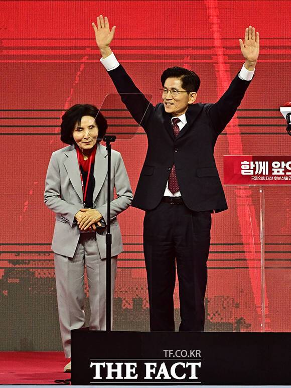 인사하는 김문수 국민의힘 대선 후보와 아내 설난영 여사.