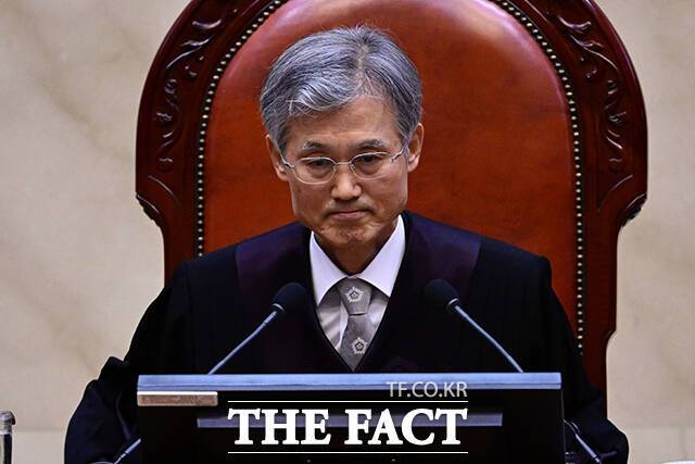 조희대 대법원장이 1일 오후 서울 서초구 대법원 대법정에서 이재명 더불어민주당 대선 후보의 공직선거법 위반 사건 상고심 선고를 준비하며 입술을 다물고 있다. /남윤호 기자