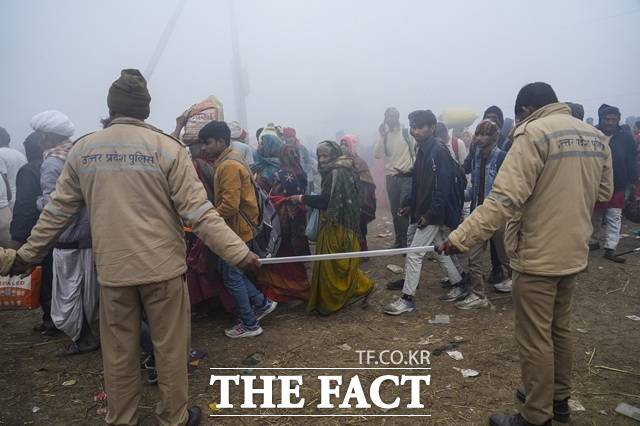 인도에서 또 압사 사고가 발생했다. 사진은 인도 경찰들이 지난 1월 30일(현지 시간) 압사 사고가 발생한 인도 프라야그라지의 힌두교 축제 '쿰브 멜라' 현장에서 몰려드는 신도들을 통제하는 모습. /AP.뉴시스