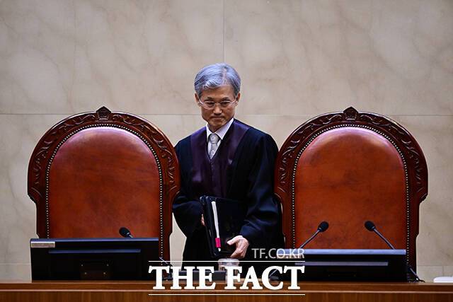 조희대 대법원장이 1일 오후 서울 서초구 대법원에서 이재명 더불어민주당 대선 후보의 공직선거법 위반 사건 상고심 선고를 위해 입정하고 있다. /남윤호 기자