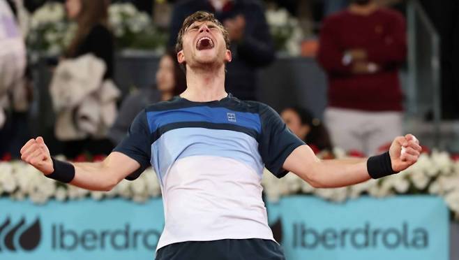 잭 드레이퍼가 2025 마드리드오픈 남자단식 결승 진출을 확정한 뒤 포효하고 있다. 사진/ATP 투어