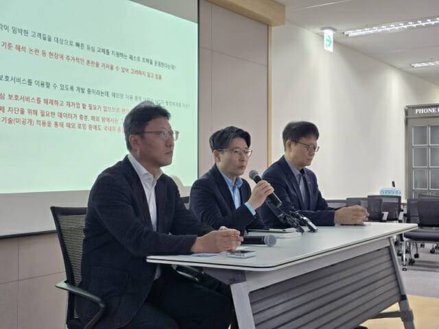 왼쪽부터 김희섭 SK텔레콤 컴센터장, 임봉호 MNO사업부장, 네트워크인프라센터장