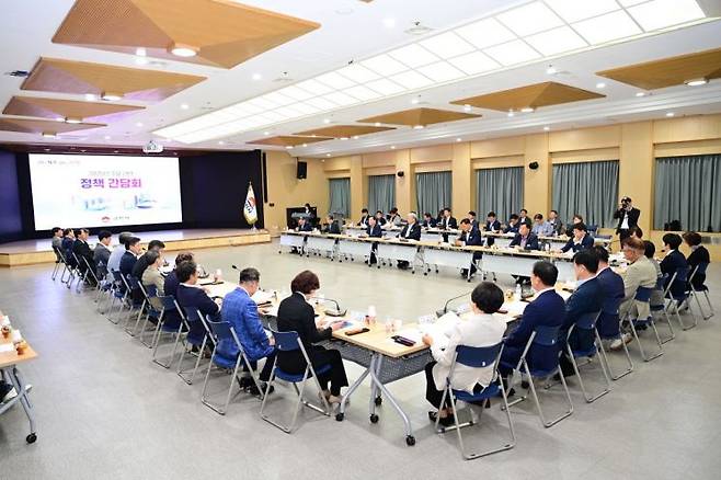 경북 김천시가 2025년 주요 현안 정책간담회 개최 하고 있다.